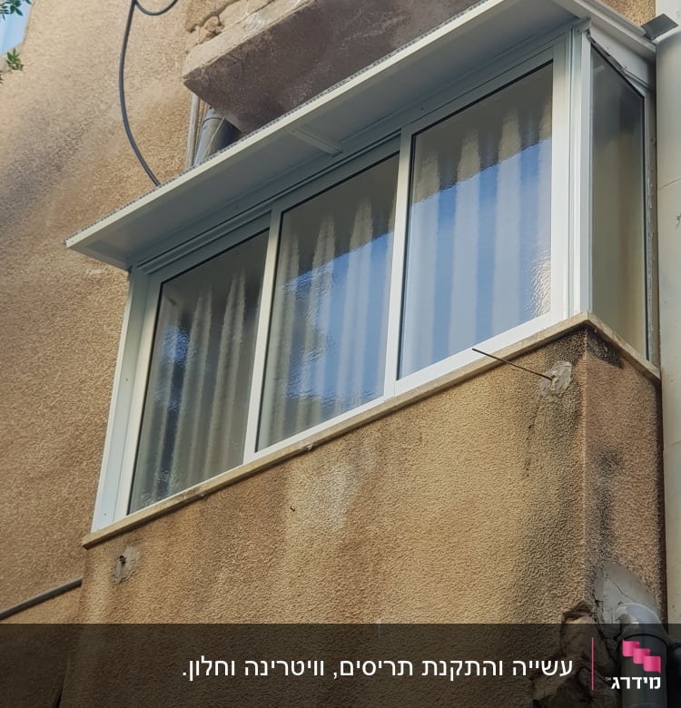 מרפסת עם מסגרת אלומיניום וחלונות זכוכית
